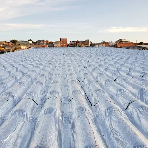 Impermeabilização de telhado com manta aluminizada