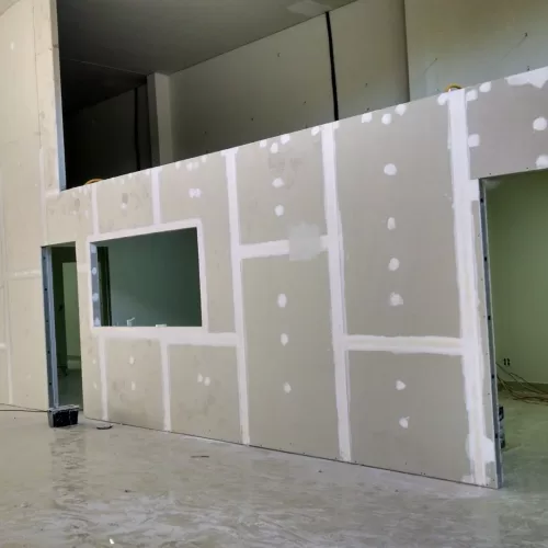 Parede de drywall com placa padrão